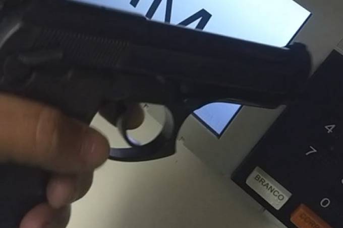 Eleitores postam fotos e vídeos votando em Bolsonaro com arma e causam revolta