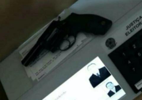 Eleitores postam fotos e vídeos votando em Bolsonaro com arma e causam revolta