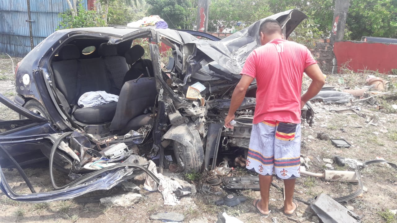 Duas pessoas morrem em choque violento entre carro e muro em Manaus