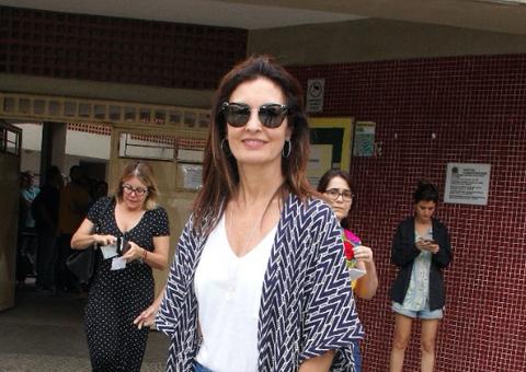 Famosos vão às urnas neste domingo de eleições; veja fotos  