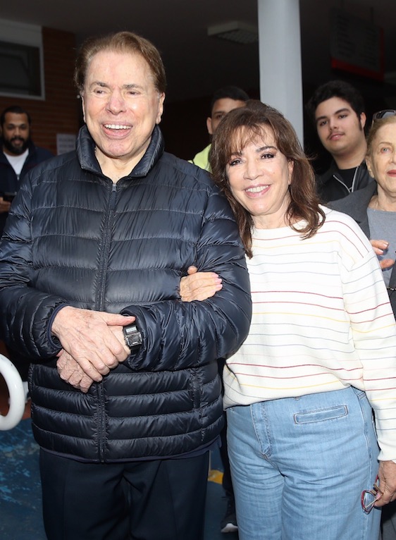 Silvio Santos causa tumulto ao votar em colégio de São Paulo