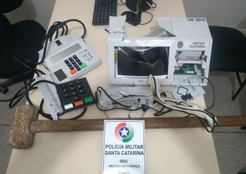 Eleitor surta em sessão e quebra urna a marretadas