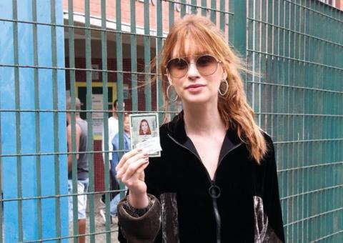  Marina Ruy Barbosa enfrenta fila para votar no Rio de Janeiro