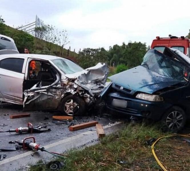 Sete pessoas morrem em acidente entre carros na estrada 