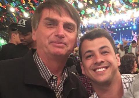 Com filho no colo, ex-marido de Fernanda Gentil causa polêmica ao posar com Bolsonaro 