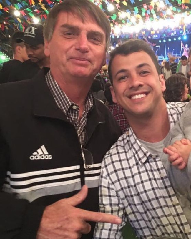 Com filho no colo, ex-marido de Fernanda Gentil causa polêmica ao posar com Bolsonaro 
