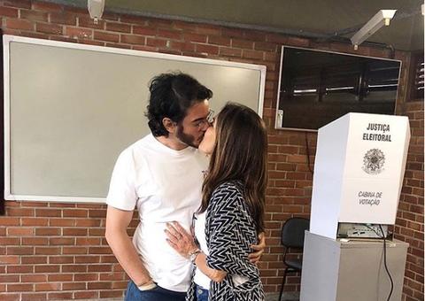 Com beijo em Fátima Bernardes, Túlio Gadelha comemora vitória em eleição