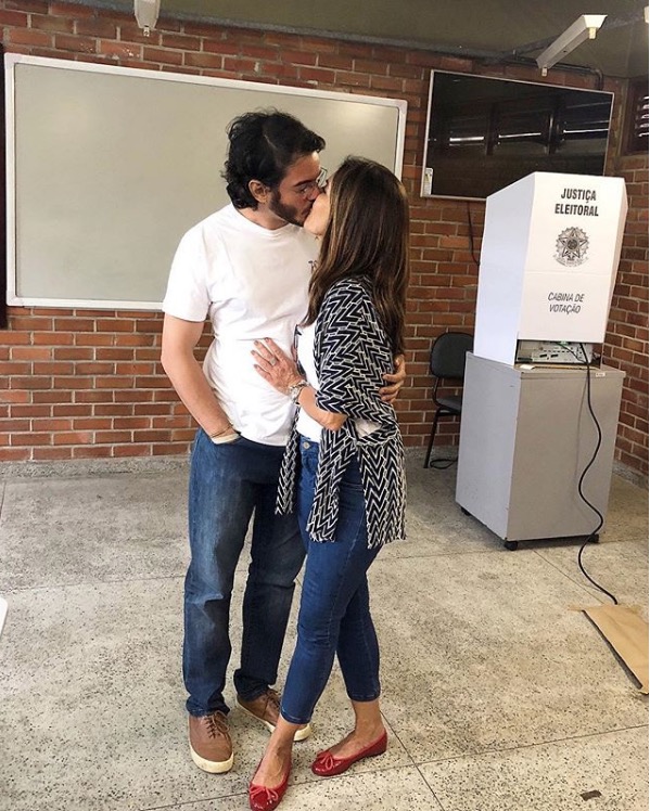 Com beijo em Fátima Bernardes, Túlio Gadelha comemora vitória em eleição