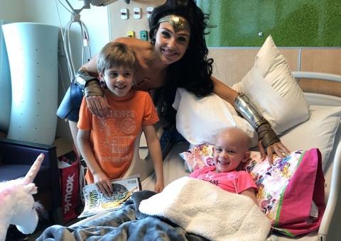 Gal Gadot visita hospital infantil vestida de Mulher-Maravilha