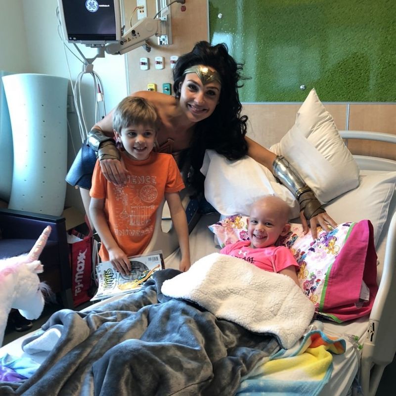 Gal Gadot visita hospital infantil vestida de Mulher-Maravilha