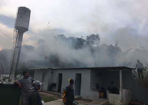 Área de vegetação pega fogo ao lado de hospital em Manaus 