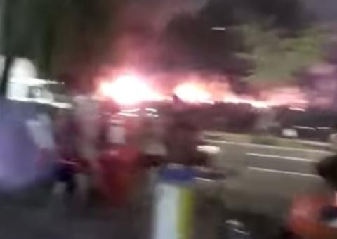 Incêndio atinge área de vegetação ao lado de faculdade na Djalma Batista