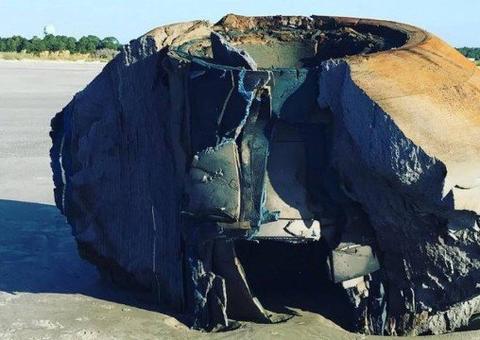 Objeto 'alienígena' aparece em praia e intrigam internautas