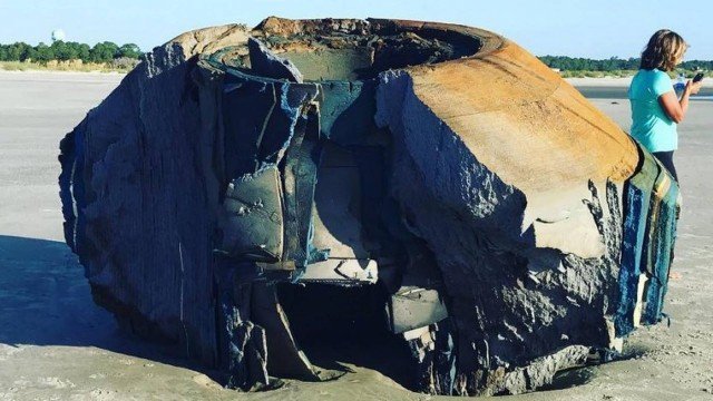 Objeto 'alienígena' aparece em praia e intrigam internautas