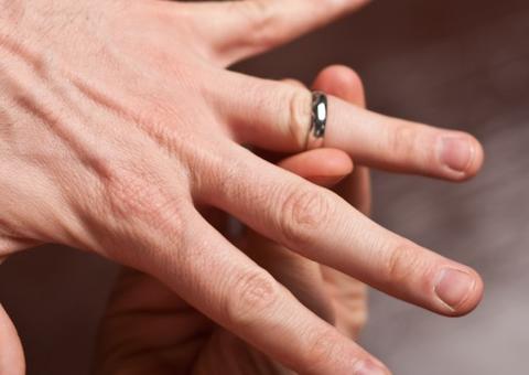 Homem é baleado na cabeça por não conseguir tirar aliança do dedo durante assalto