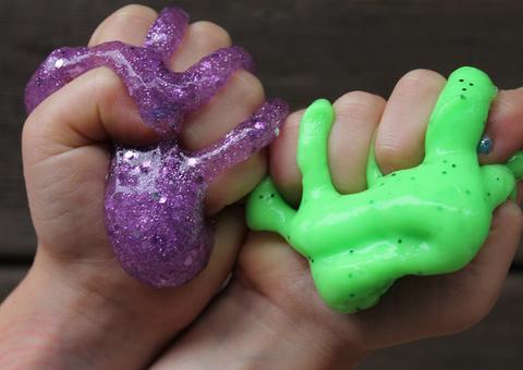 Livraria promove oficina de slime no Dia das Crianças