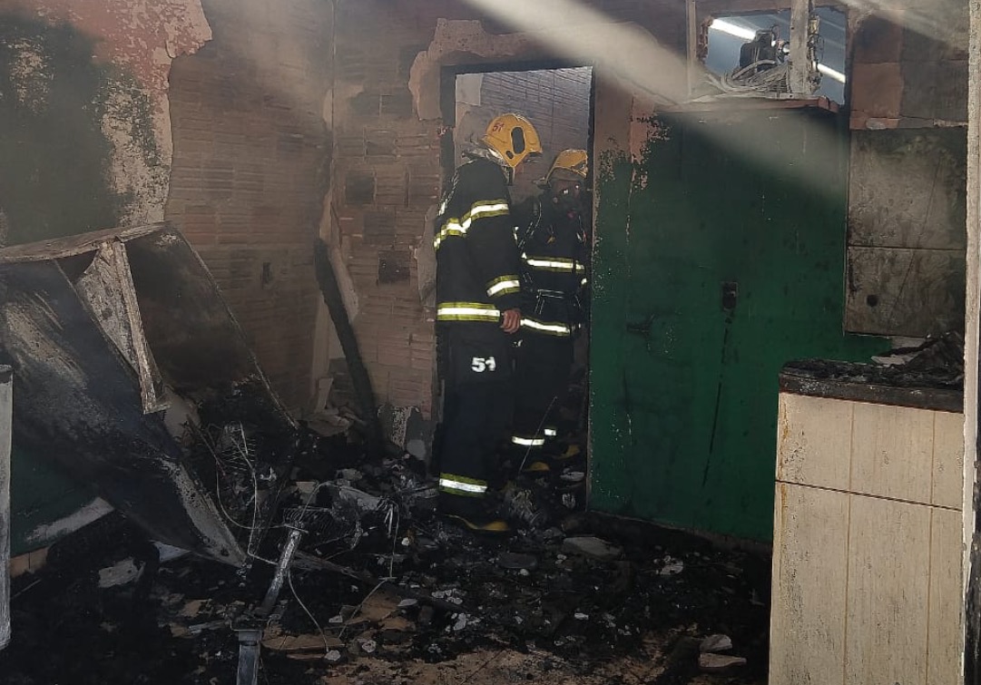 Homem é encontrado morto dentro de banheiro após casa pegar fogo em Manaus
