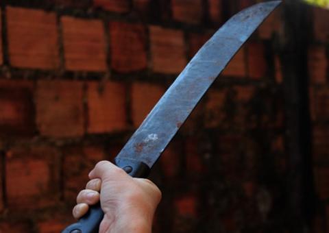 Enciumado, ex- companheiro ataca mulher e atual a golpes de terçado