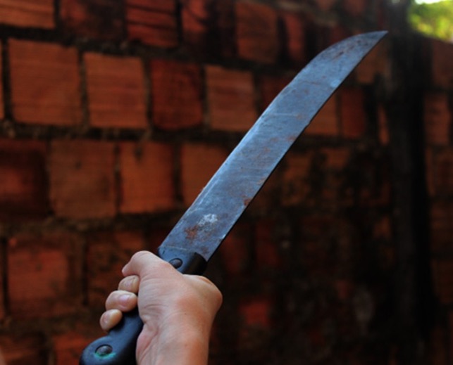 Enciumado, ex- companheiro ataca mulher e atual a golpes de terçado