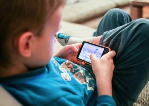 'Excesso de exposição ao Youtube pode afetar desenvolvimento das crianças', afirma psicanalista