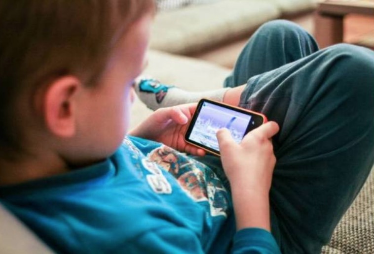 'Excesso de exposição ao Youtube pode afetar desenvolvimento das crianças', afirma psicanalista