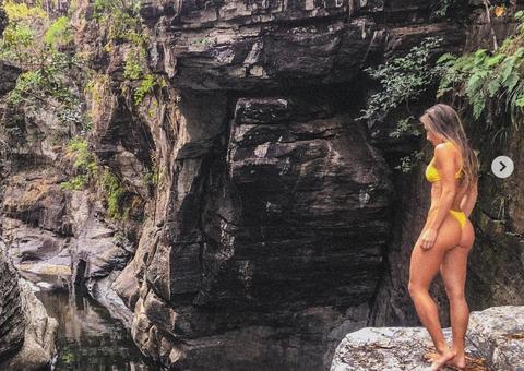 Bruna Griphao exibe bumbum avantajado e pernas torneadas em meio a natureza