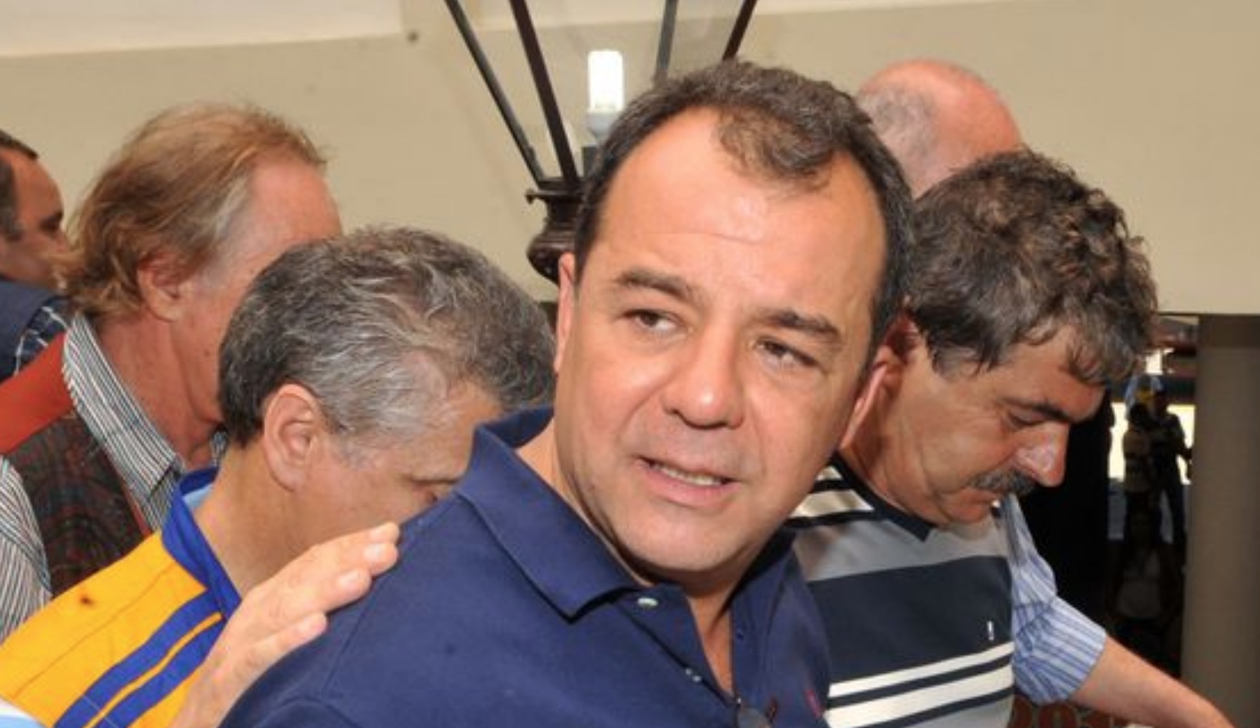 Sérgio Cabral é punido e fica sem visita e sem TV na cela por 10 dias