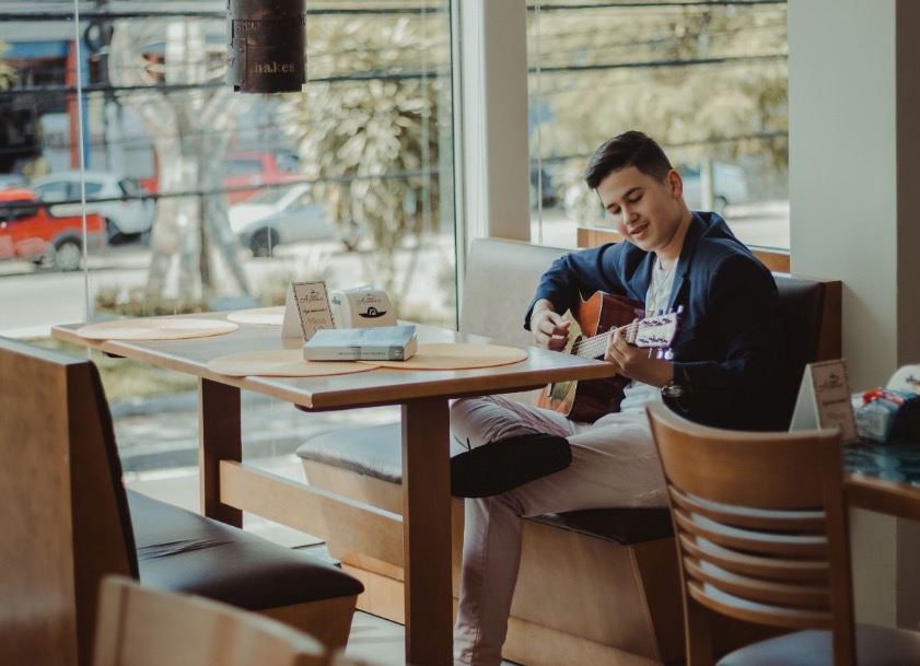Lorenzo Fortes comemora musical infantil, gravação de novo single e Exponeja