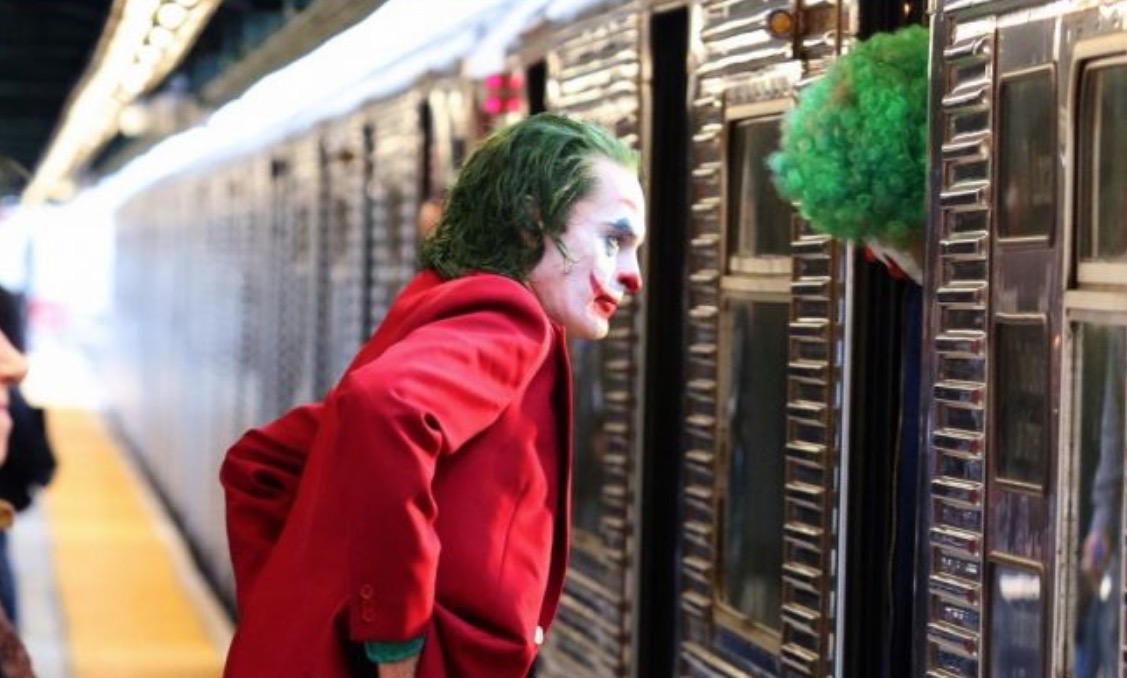 Joaquin Phoenix toca o terror em novo vídeo do set de Coringa