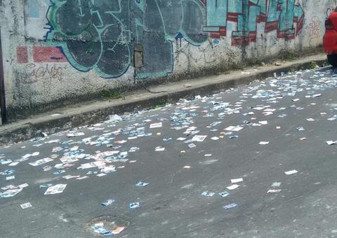 Prefeitura ainda atua na limpeza de materiais de campanha jogados nas ruas