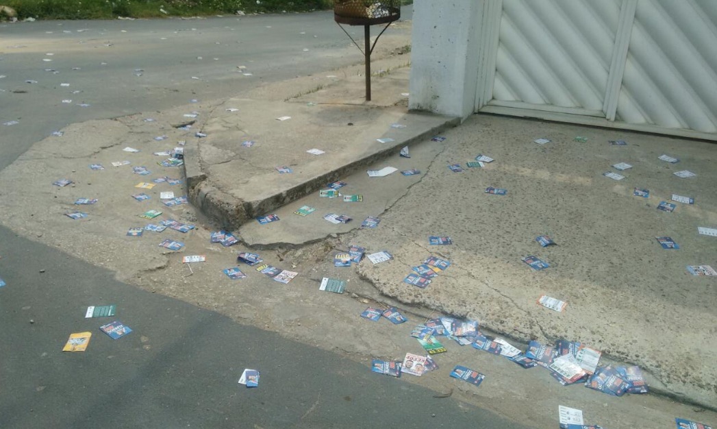 Prefeitura ainda atua na limpeza de materiais de campanha jogados nas ruas