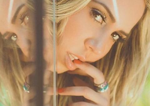 Amarrada, Mulher Melão posa nua, só de fio-dental