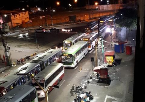 Vazamento de óleo em avenida deixa trânsito caótico no Centro de Manaus