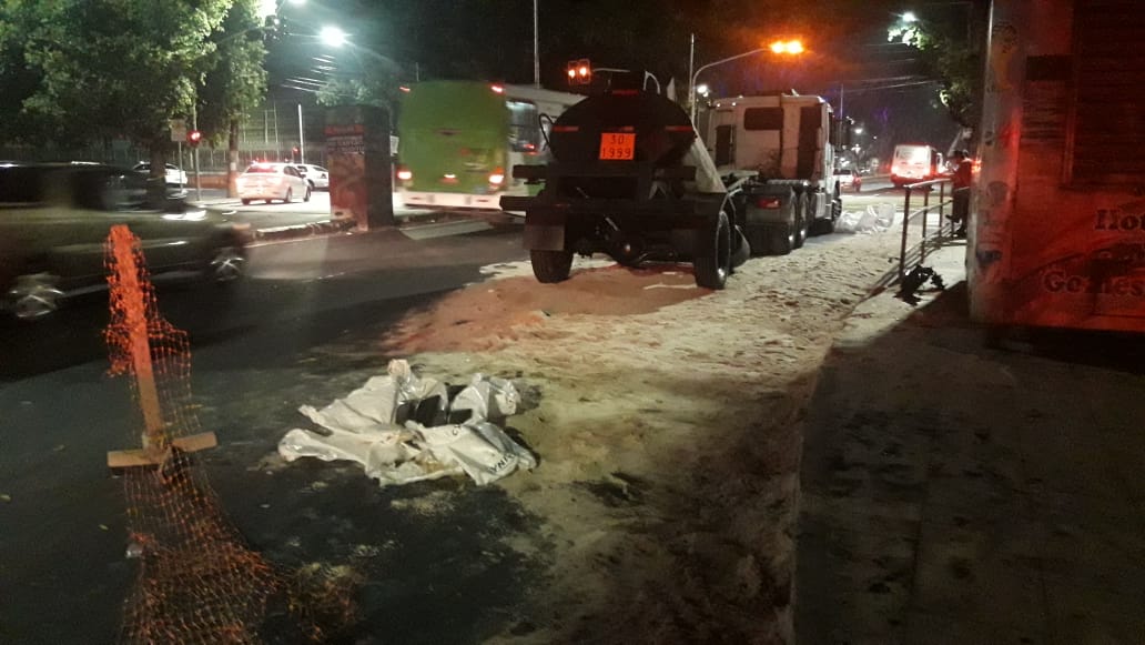 Vazamento de óleo em avenida deixa trânsito caótico no Centro de Manaus
