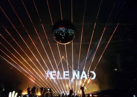 Roger Waters mostra em telão de show 'Ele Não' e coloca Bolsonaro entre neofascistas