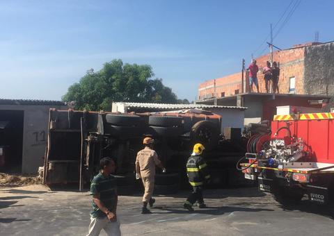 Caminhão tomba em avenida de Manaus e motorista fica preso nas ferragens