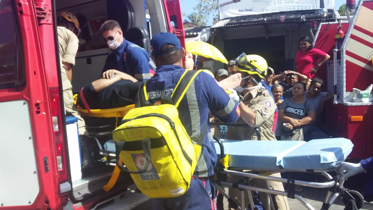 Em Manaus, caminhão tomba sobre veículo e deixa três pessoas feridas 