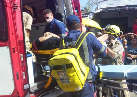 Em Manaus, caminhão tomba sobre veículo e deixa três pessoas feridas 