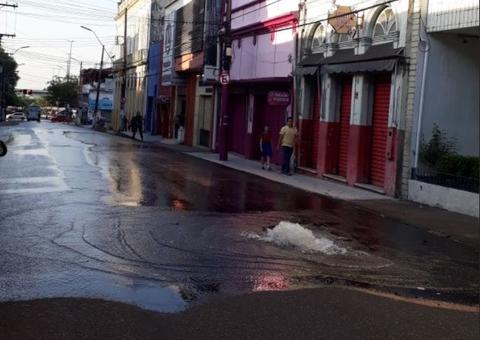 Rompimento de tubulação causa vazamento em avenida no Centro de Manaus