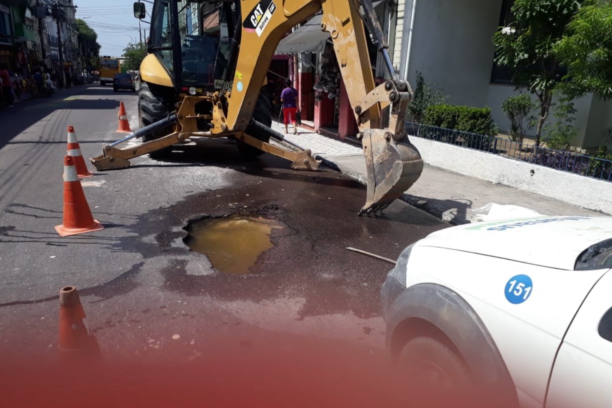 Rompimento de tubulação causa vazamento em avenida no Centro de Manaus