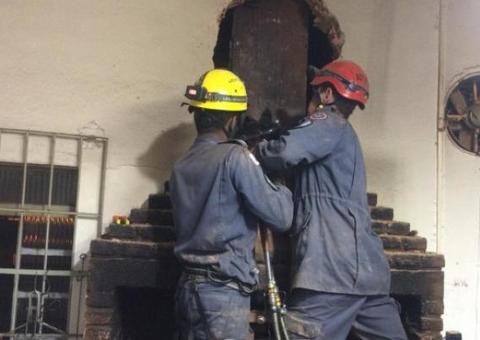 Ladrão fica entalado por 6 horas em chaminé durante tentativa de furto a churrascaria