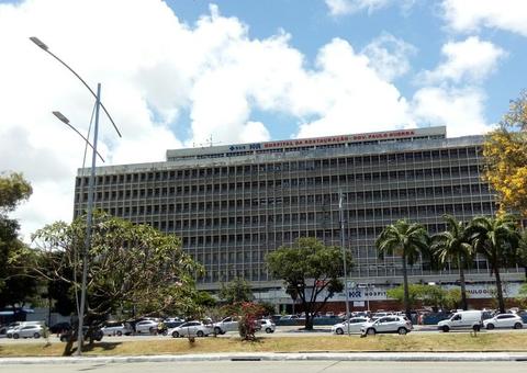 Criança morre após ser atingida na cabeça por televisão em escola