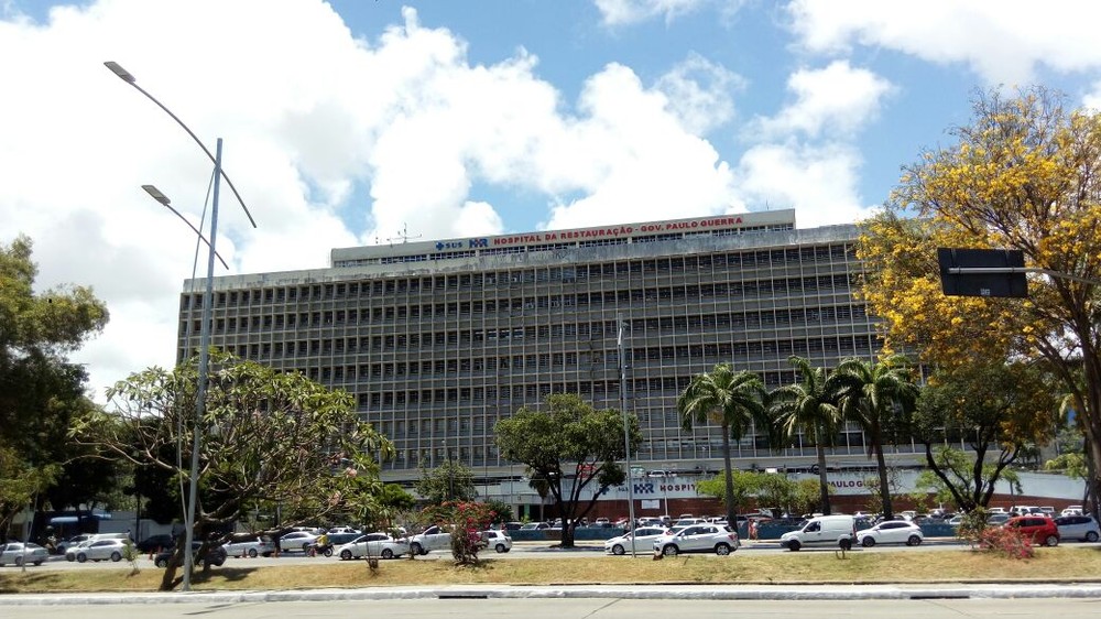 Criança morre após ser atingida na cabeça por televisão em escola