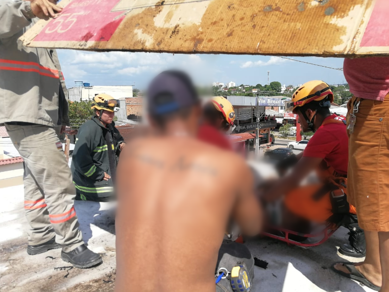 Trabalhador é eletrocutado ao fazer cobertura de laje em Manaus