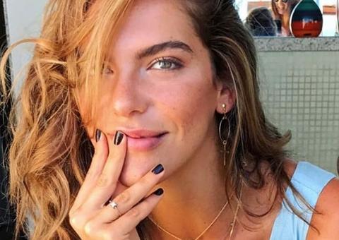 Mariana Goldfarb  muda o visual e fica morena