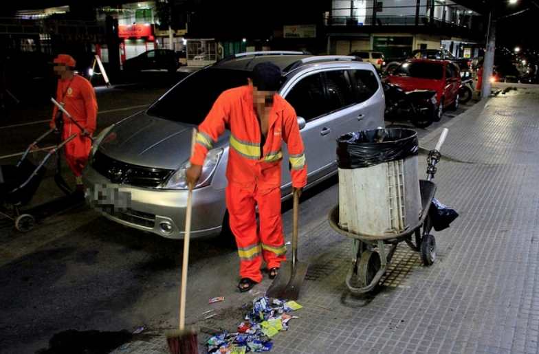 Limpeza de santinhos nas ruas de Manaus custou R$ 114 mil aos cofres públicos