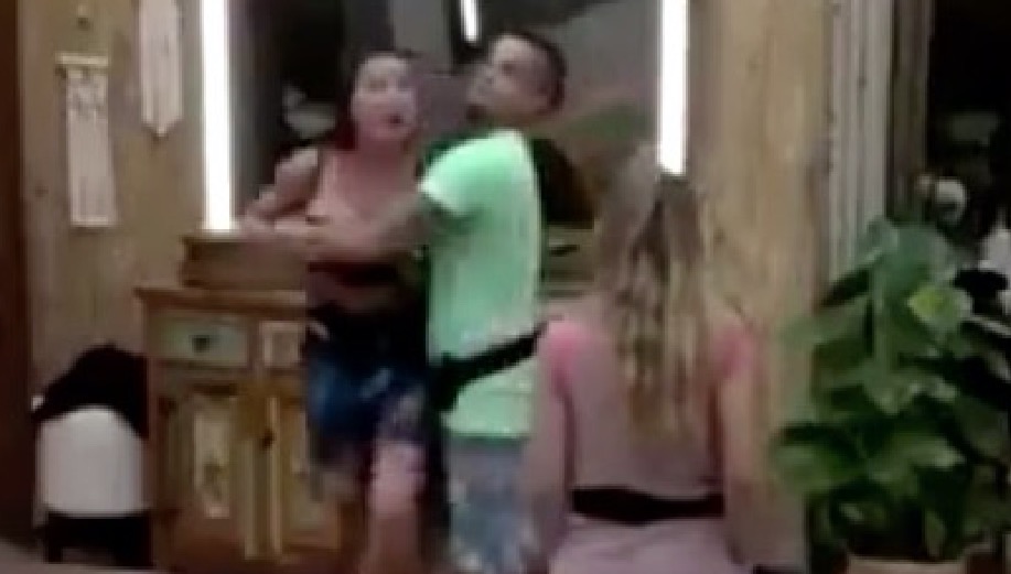 A Fazenda 10: Em briga generalizada, Gabi Prado parte para cima de Nadja