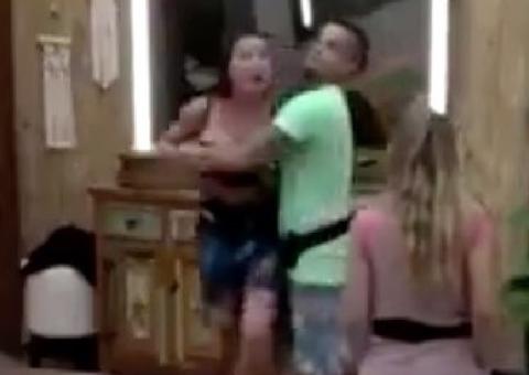 A Fazenda 10: Em briga generalizada, Gabi Prado parte para cima de Nadja