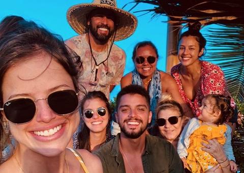 Assumidos? Agatha Moreira viaja com Rodrigo Simas e família para Fernando de Noronha