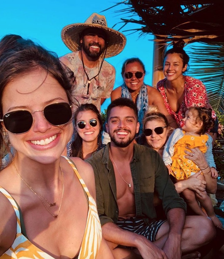 Assumidos? Agatha Moreira viaja com Rodrigo Simas e família para Fernando de Noronha